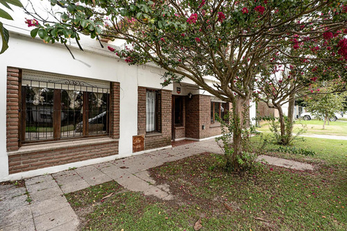 Casa En Venta - 4 Dormitorios 2 Baños - Cochera - 464mts2 - Mar Del Plata