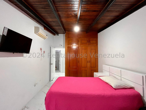 Ag. Vende Estupendo Ph Remodelado Con Una Excelente Distribución En Colinas De La Tahona.