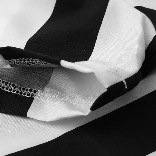 Un Pantalón Corto De Rayas Coloridas Estampado A La Moda Par