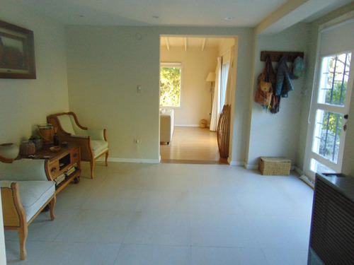 Casa En Venta - 3 Dormitorios 2 Baños - 200mts2 - Azul