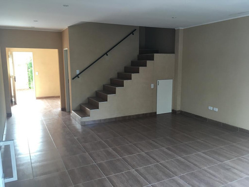 Alquiler Duplex De Dos Dormitorios Con Patio En Devicenzo Chico!