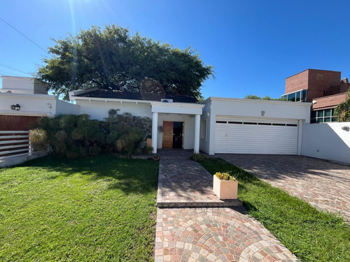 Casa De Categoria A La Venta En Villa Belgrano Sobre Neper