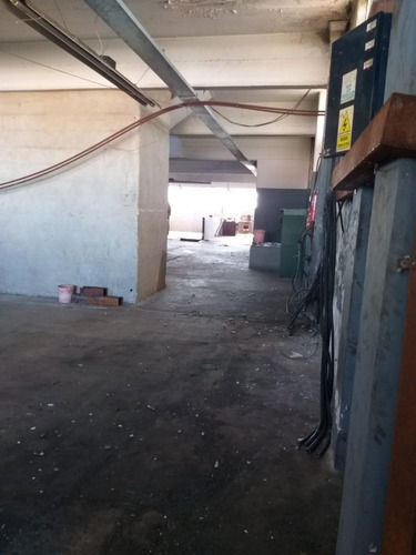 Imagen 15 de 28 de Edificio De Tres Pìsos Con Desarrollo Industrial