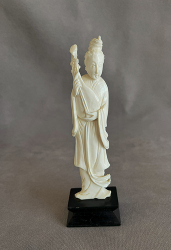 Figura Oriental Femenina En Noble Material Con Instrumento