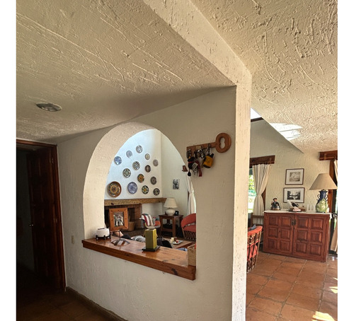 Casa En Condominio Con Alberca, Cancha De Tenis, Jardines. Excelente Ubicación