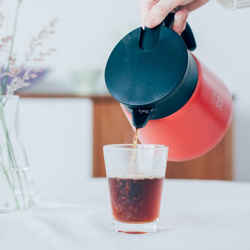 Imagen 4 de 6 de Hario V60 Jarra Termo Aislada Roja / Café Y Té / 1vhs-60r