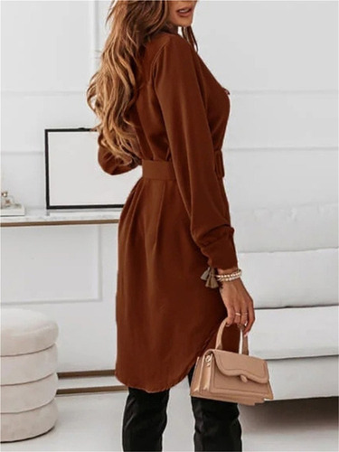 A Vestido Camisero De Manga Larga Con Botones Y Cinturón