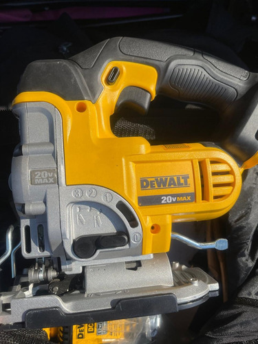 Sierra Caladora + Batería Cargador Y Maletín Dewalt Dcs331m1