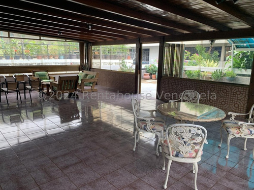 Interesante Apartamento De Un Área Total De 248,28, Distribuidos En Tres Ambientes, Áreas Sociales Y Habitaciones De 101,83 Y 146,45 De Terraza Y Jardín. Esta En Chacao