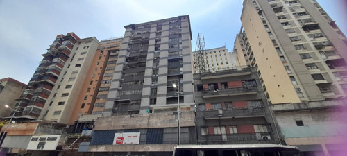 Venta De Apartamento En Parque Carabobo, Cerca De Estación Del Metro, Edificio Bien Mantenido.