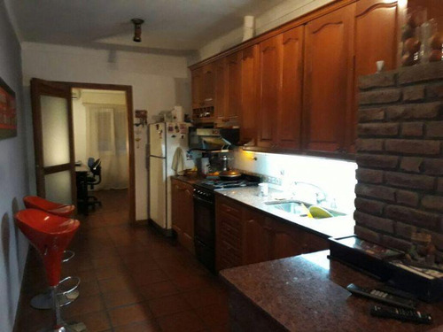 Casa En Venta - 2 Dormitorios 2 Baños - Cochera - 381mts2 - Temperley