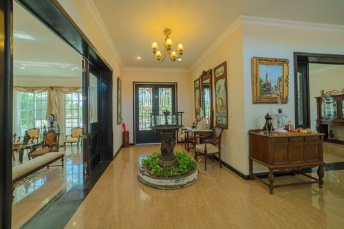 Residencial En Venta En Lagos Del Sol ( Estilo Neoclasica)