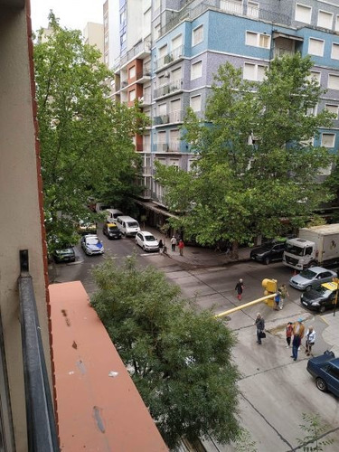 Imagen 4 de 12 de 2 Ambientes A La Calle Con Balcón Francés