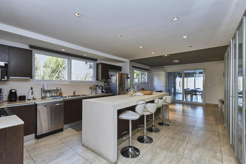 Imagen 15 de 30 de Venta | Casa Con 4 Dormitorios Más Dependencia | Lote Al Agua | El Golf