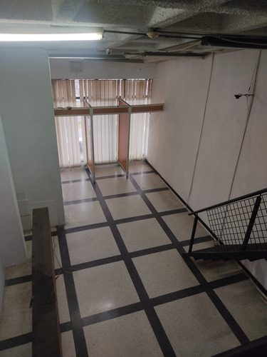 Vendo Lindo Local Con Mezzanina C.c Casona 1. Asesor Inmobiliario Silvia Jaramillo.
