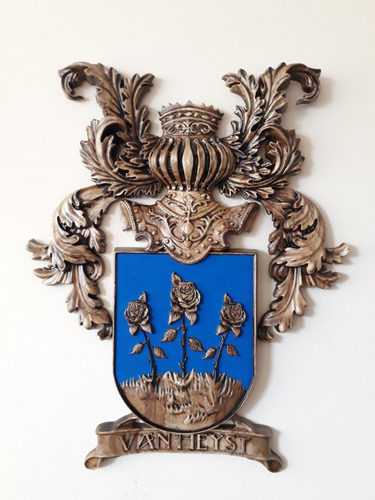 Imagen 3 de 8 de Escudos Heráldicos Tallados En Madera