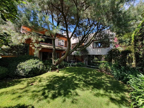 Venta De Casa, Con Hermoso Jardín, Amplios Espacios En Inmejorable Ubicación