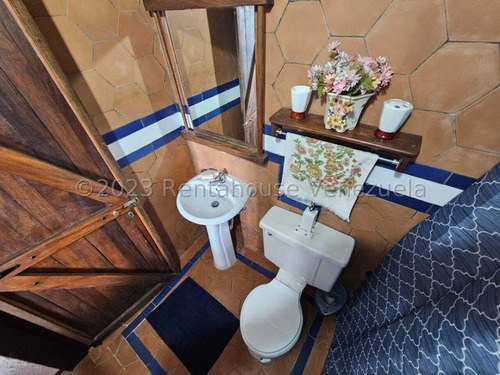 Bella Casa Tipo Chalet Holandés En Venta San Antonio De Los Altos 24-9993 Edf