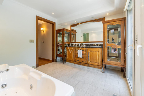 Venta Casa De 8 Ambientes Con Pileta , Jardín Y Parrilla - San Isidro