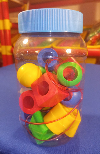 Imagen 3 de 4 de Ensartes Geometricos Con 16 Pz Material Didactico En Bote