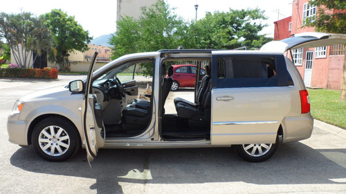 Imagen 2 de 15 de Chrysler Town & Country 3.6 Touring Mt