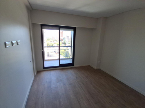 Venta De Departamento 3 Dormitorios Patio, Balcón Y Cochera