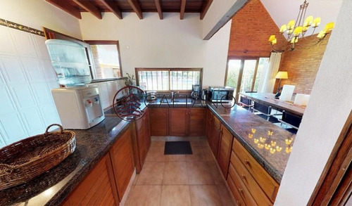 Hermosa Casa En Alquiler Anual. A Pasos Del Mar Y Muy Cerca De Playa Mansa.- Ref: 1330