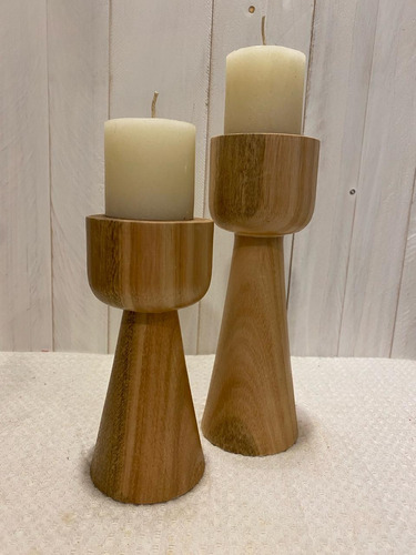 Dúo Candelabros Caliz Base Cónica Madera Saligna