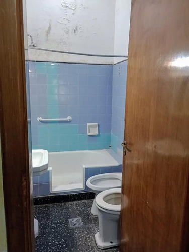 Casa En Venta - 3 Dormitorios 1 Baño - Cochera - 240mts2 - Lanús