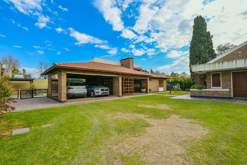 Imagen 3 de 30 de Venta Imponente Casa De 4 Dormitorios Enorme Jardin - Rosario, Santa Fe.