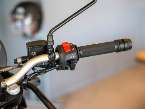 Royal Enfield Himalayan Granite Black Reserva