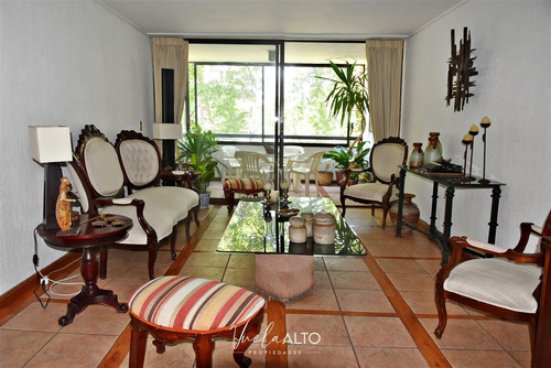 Departamento En Venta De 4 Dorm. En Las Condes / Metro Colon
