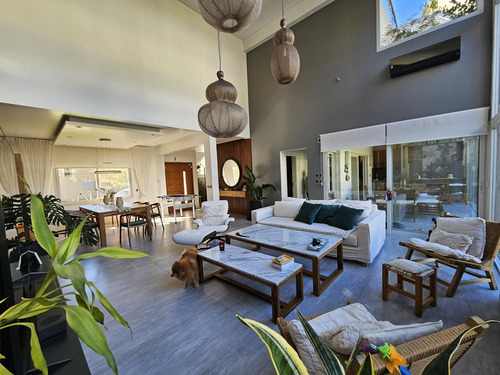 Espectacular Casa En Barrio Semi Privado