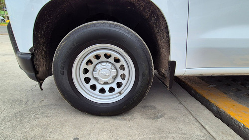 Chevrolet Silverado 4.3 V6 1500 WT Doble Cabina 4x2 At