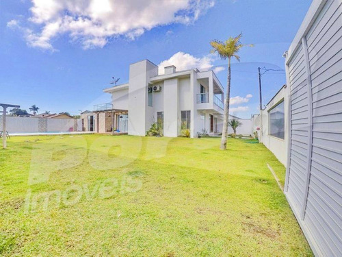 Excelente Casa De Alto Padrão Com 3 Quartos, Sendo 1 Suíte E 2 Demi-suítes, No Centro De Balneário Piçarras/sc (cód. 6965) - 3576965v
