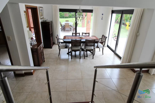 En Alquiler!! Moderna Casa Ubicada A 1 Cuadra Del Mar, Con Vista Parcial Desde El Dormitorio Principal.