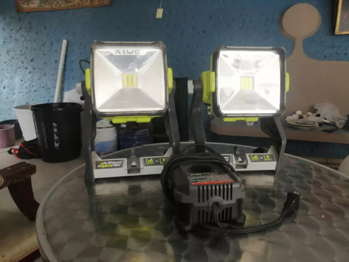 2 Luces De Trabajo Led Ryobi  + Baterias + Cargador