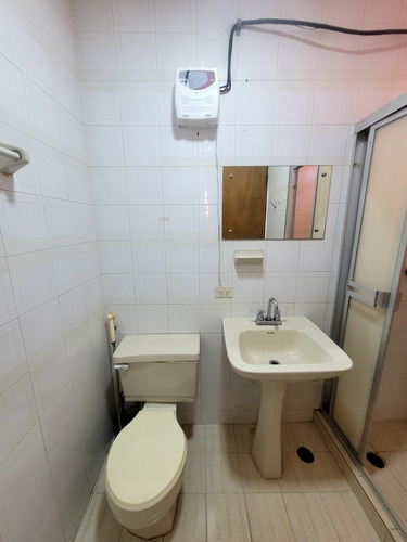 Cómoda Casa De Uso Residencial O Comercial, En Plena Av. Bolívar De Lechería
