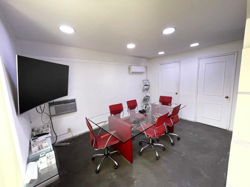 Imagen 16 de 18 de Gran Casa Remodelada Apta Para Empresa , Venta