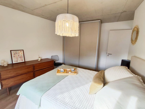 Venta Apartamento 2 Dormitorios. Piso Alto Sobre Av. Libertador. Balcón Soleado