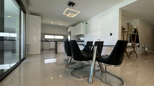 Casa En Venta Puerto Roldan Vista Al Lago Calidad Premium