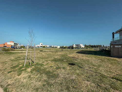 Terreno Con Frente Sur En Vida Barrio Cerrado Funes Con Amenities