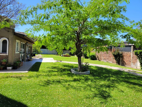 Solido Chalet De 4 Ambientes Con Lote Parquizado