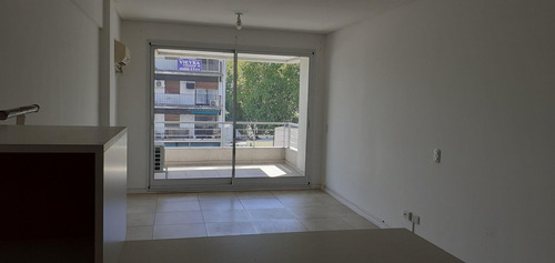 Imagen 3 de 8 de Monoambiente Al Frente Con Balcón Terraza