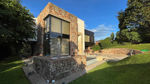 Pinamar Centro Exclusiva Casa 6 Ambientes C/piscina, Quincho, Parque, Parrilla. Inmejorable Por Su Ubicación Y Su Diseño Atemporal.