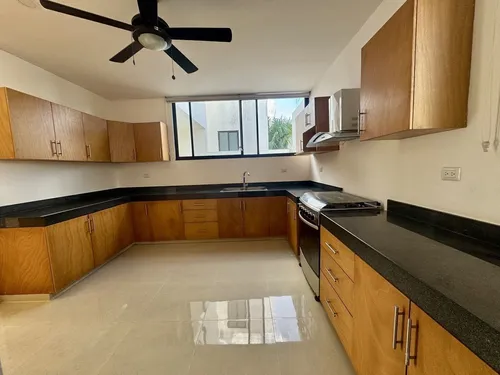 Residencia En Venta De 4 Recámaras En Privada Amanthea.