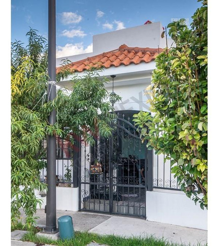 Casa En Venta De Una Planta Autosustentable Y Construida En Dos Lotes En Mayorazgo Residencial.