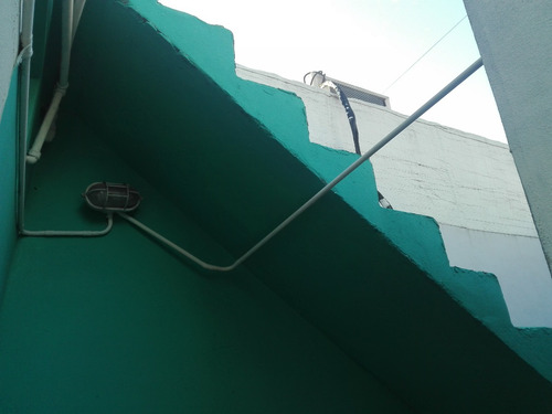 Casa Con Garaje Descubierto, Amplio Frente, Fondo Con Árboles Frutales Y Quincho