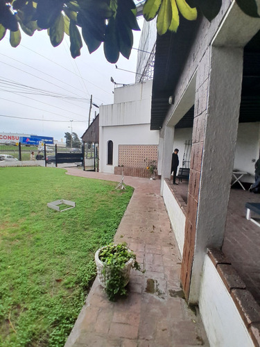 Casa Apta Comercial Sobre Colectora Con Carteles De Publicidad