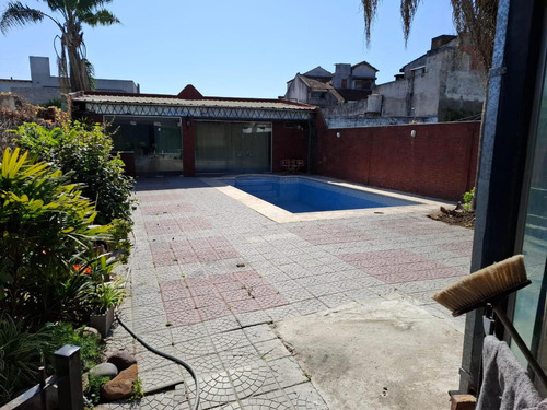 Casa En Venta - 4 Dormitorios 4 Baños - Cochera - 300mts2 - Ituzaingó